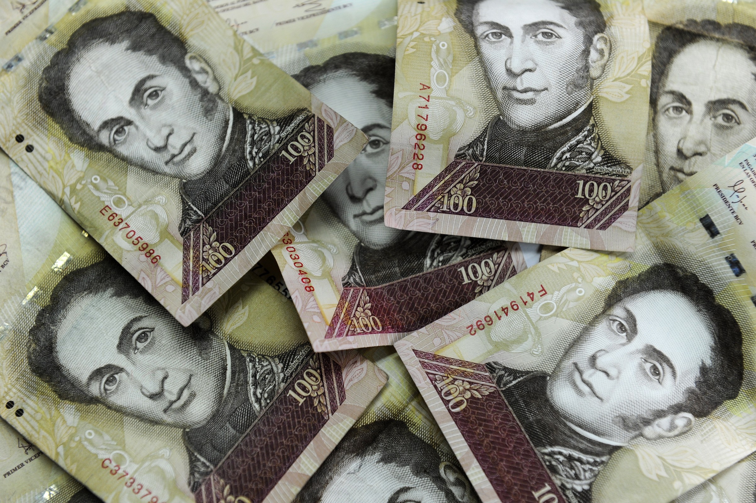 100 bolivar Venezuelan currency notes