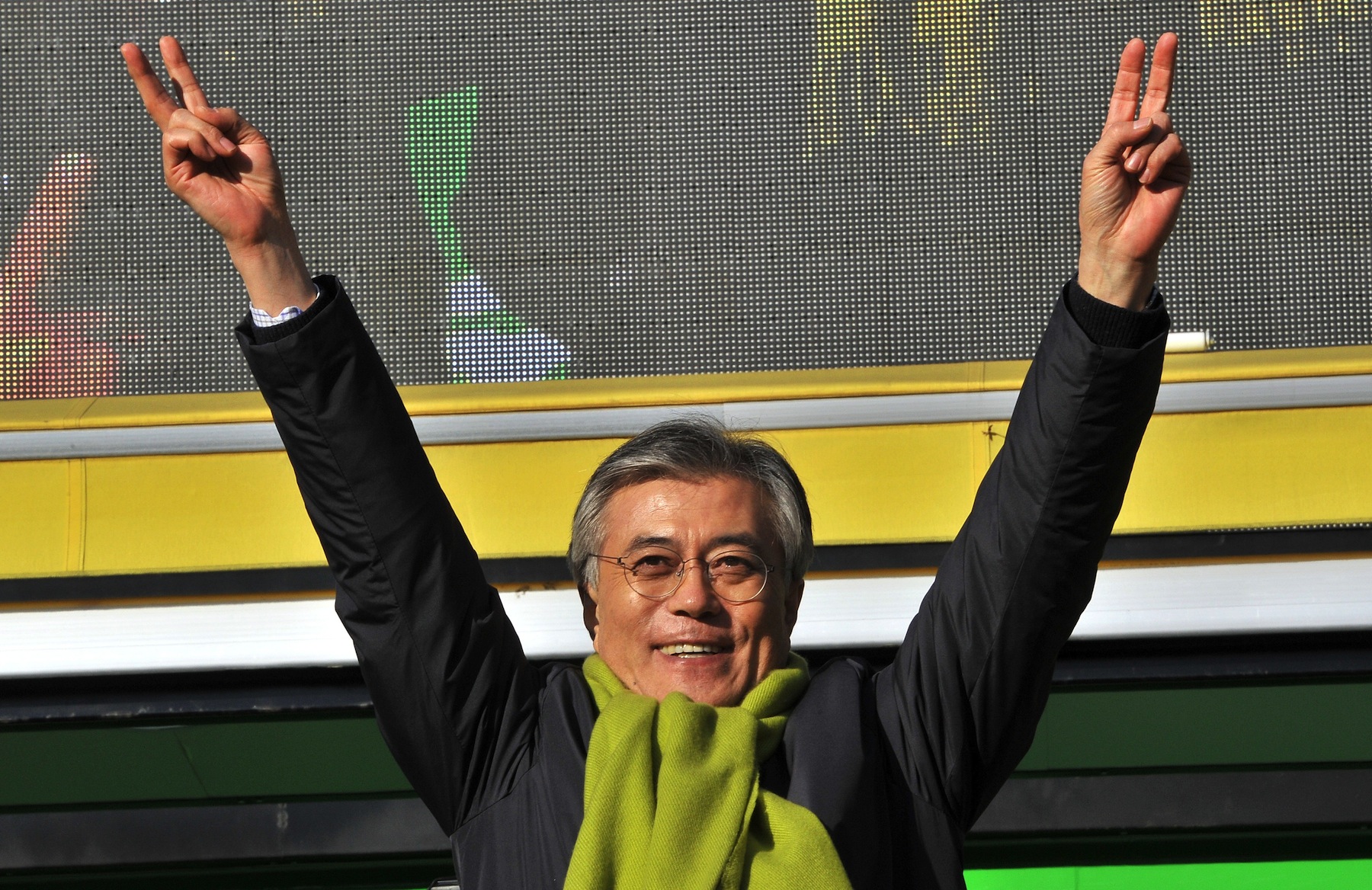 Moon Jae-In of the Democratic United Party waves to supporters. JUNG YEON-JE/AFP/Getty Images