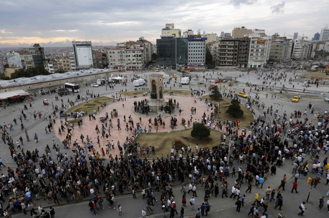 Protesters arrive in the late afternoon at Istanbul's Taksim square June 12, 2013. REUTERS/Yannis Behrakis