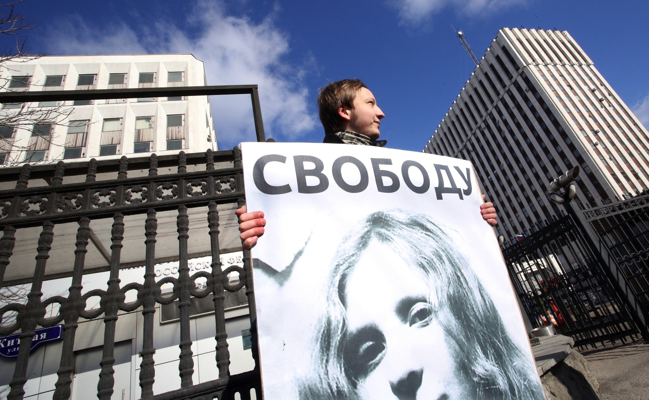 A man holds a picture of one of the jailed members of the all-girl punk band "Pussy Riot," Maria Alyokhina, reading "Freedom" as he takes part in a picketing in central Moscow on March 8, 2013. AFP PHOTO / EVGENY FELDMAN