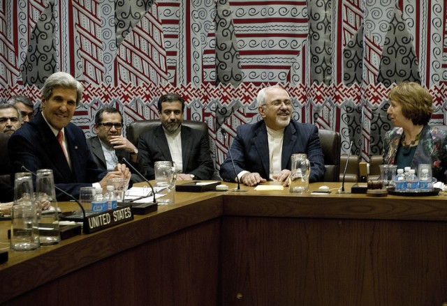 U.S. Secretary of State John Kerry meets with Iranian Foreign Minister Mohammad-Javad Zarif, September 26, 2013. (AFP PHOTO/Stan HONDA)