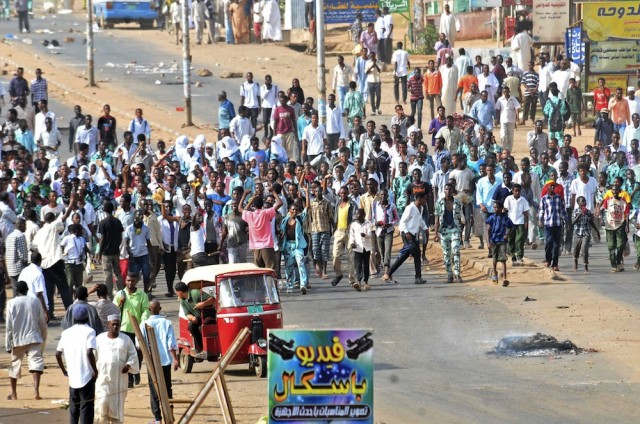 Sudanese protestors demonstrate in Khartoum's twin city of Omdurman on September 25, 2013. (AFP PHOTO)