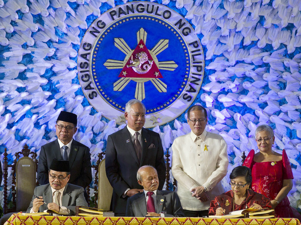 Malaysian Prime Minister Najib Razak witnesses the signing of the CAB agreement in Manila. (Dondi Tawatao/Getty Images)