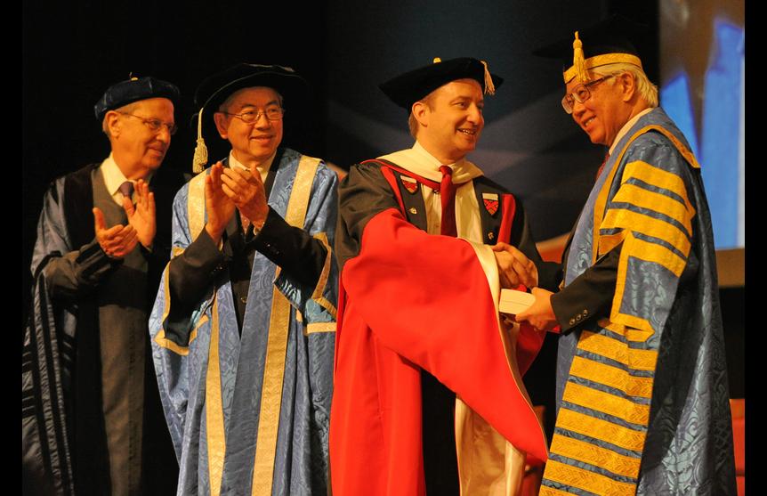 Singapore President Tony Tan Keng Yam (R) shakes hands with Professor Pericles Lewis (C), president of Yale-NUS college after officiating the inauguration ceremony to mark the start of the Yale-NUS College while other officials look on in SIngapore on August 27, 2013.