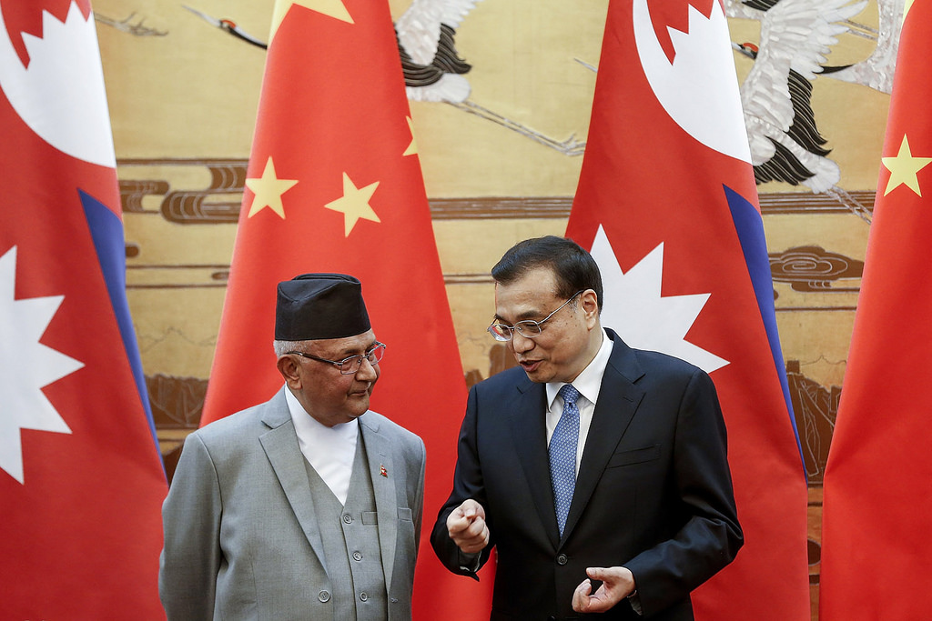 Chinese Premier Li Keqiang, right, talks with Nepal's Prime Minister Khadga Prasad Oli, left. (Source: ganeshbasnet2003/flickr)