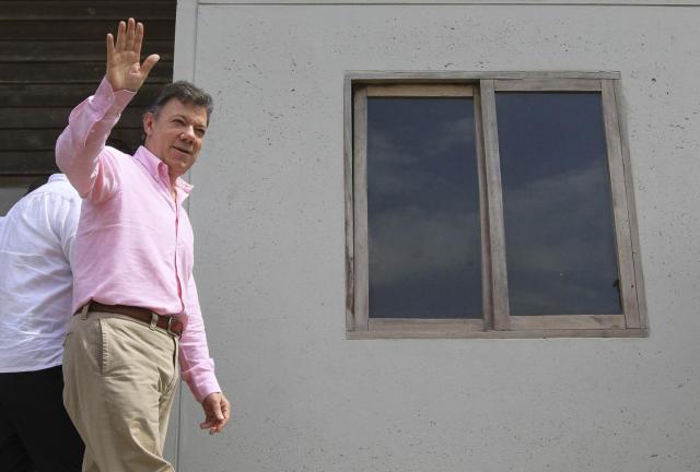 Colombia's President Juan Manuel Santos waves during the delivery of 568 new homes to families living in high-risk areas in Buenaventura, Valle, February 26, 2013 Colombia's President Juan Manuel Santos waves during the delivery of 568 new homes to families living in high-risk areas in Buenaventura, Valle, February 26, 2013