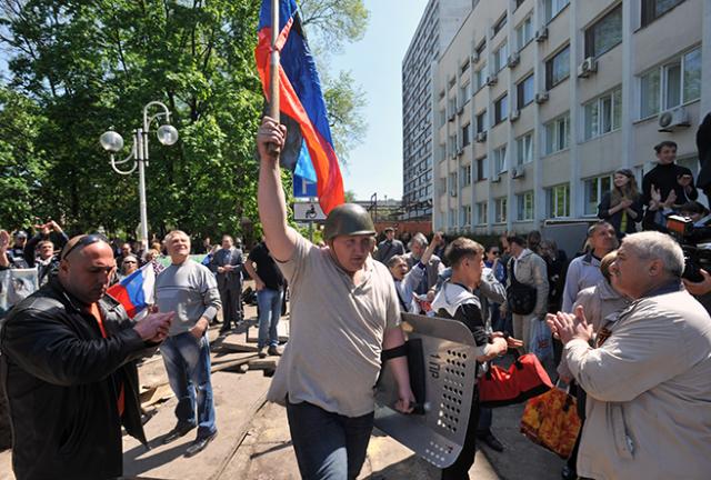 Rally takes in front of Mariupol's police headquarters.